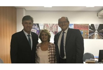 Prefeito cumpre agenda em SP e assina termo de doação para construção de casas populares