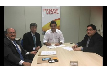 Prefeito cumpre agenda em SP e assina termo de doação para construção de casas populares