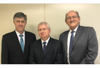Prefeito cumpre agenda em SP e assina termo de doação para construção de casas populares