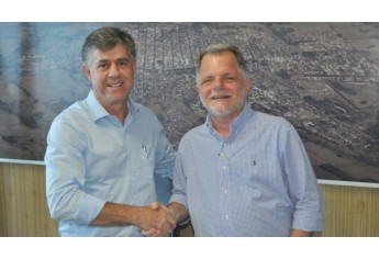 Prefeito se reúne com secretários, vereadores e Mauro Bragatto (Foto: Assessoria de Imprensa).