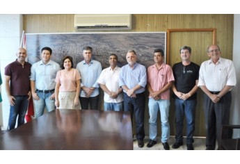 Prefeito se reúne com secretários, vereadores e Mauro Bragatto (Foto: Assessoria de Imprensa).