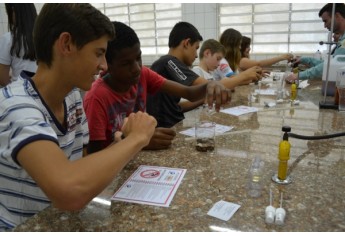 Fabricação de repelente natural, com alunos do ProEduc FAI, nos laboratórios da faculdade (Foto: Daniel Torres).