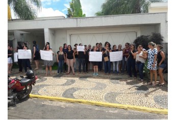 Manifestantes finalizam ato público em frente ao Departamento de Recursos Humanos (Foto: Cedida).