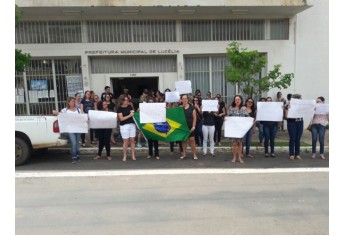Professores protestam defronte ao Paço Municipal (Foto: Cedida).