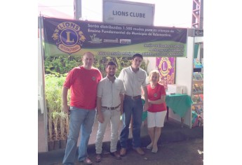 Dr. Paulo Peres e Neusa Balzanini com os representantes da Agrofértil, empresa parceira do projeto (Foto: Ass. Imprensa/Lions Clube de Adamantina)