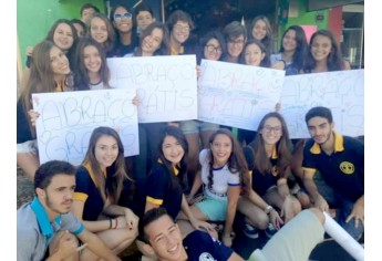 Jovens interactianos distribuíram abraços grátis no centro de Adamantina (Foto: Assessoria de Imprensa).