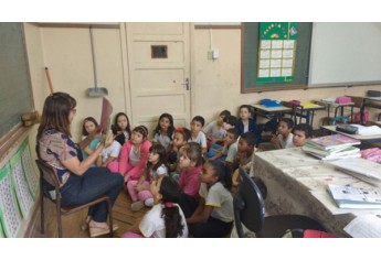 Professora Noeli Cavicchioli Benevente e seus alunos do 3° ano A (Foto: Da Assessoria).