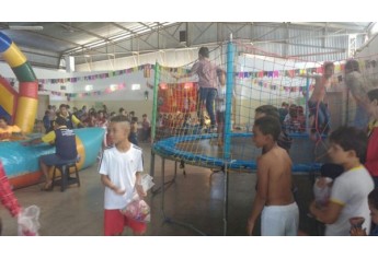 Atividade comemorativa foi voltada às quase noventa crianças e adolescentes atendidas pela entidade. (Foto: Assessoria de Imprensa)