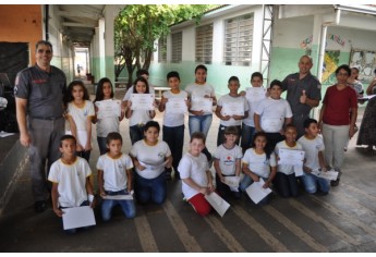 Estudantes são alvo de programa desenvolvido pelo Corpo de Bombeiros, que formou nova turma na EMEF Teruyo Kikuta (Foto: Assessoria de Imprensa).