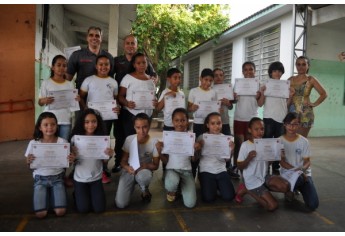 Estudantes são alvo de programa desenvolvido pelo Corpo de Bombeiros, que formou nova turma na EMEF Teruyo Kikuta (Foto: Assessoria de Imprensa).