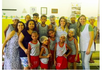 Crianças do IAMA com as coordenadoras da entidade e nutricionista Heloisa (Foto: Assessoria de Imprensa).