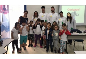 Estudantes do 8º Termo de Medicina Veterinária apresentaram as palestras com demonstração de slides e animais empalhados, por meio de jogos e desenhos para avaliar o aprendizado das crianças (Fotos: Acervo Pessoal).