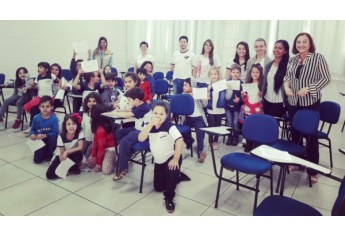 Estudantes do 8º Termo de Medicina Veterinária apresentaram as palestras com demonstração de slides e animais empalhados, por meio de jogos e desenhos para avaliar o aprendizado das crianças (Fotos: Acervo Pessoal).
