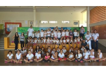 Estudantes do 8º Termo de Medicina Veterinária apresentaram as palestras com demonstração de slides e animais empalhados, por meio de jogos e desenhos para avaliar o aprendizado das crianças (Fotos: Acervo Pessoal).
