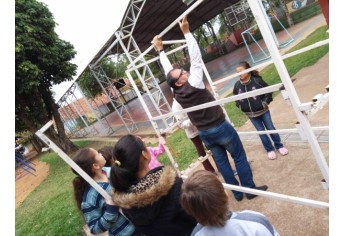 Diretor Ricardo Mendes e alunos durante atividades do projeto Horta Educativa (Foto: Assessoria de Imprensa do Lions Clube).