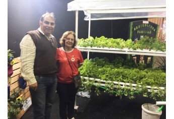 Diretor Ricardo Mendes com a companheira do Lions Clube, Regina Célia Junqueira, durante exposição do projeto Horta Educativa na 28ª ExpoVerde (Foto: Assessoria de Imprensa do Lions Clube).