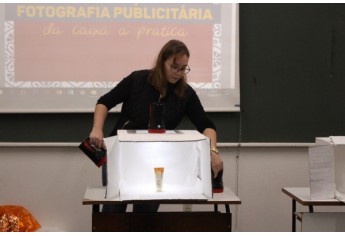 Isabela Dal Ponte Tiveron ministrou workshop de fotografia para colegas de curso (Foto: UniFAI).