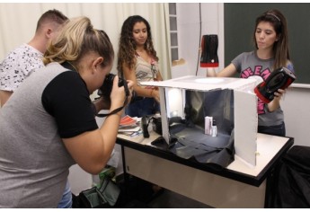 Isabela Dal Ponte Tiveron ministrou workshop de fotografia para colegas de curso (Foto: UniFAI).
