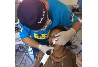 Bruno realiza atendimento a moradores das comunidades ribeirinhas e indígenas (Foto: Acervo Pessoal).