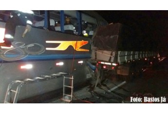 Ônibus partiu de SP e tinha como destino Bastos e Rinópolis. No momento do acidente, ônibus tinha 19 passageiros. Vítimas foram levadas para Tupã (Foto: Site Bastos Já).