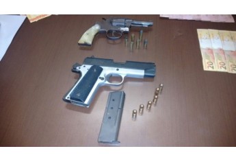 Dinheiro, armas e munições foram apreendidos pela PM, no carro dos fugitivos (Foto: Reprodução/Tupã Notícias).