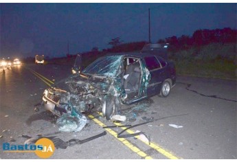 Acidente foi na SP-294, em Iacri, envolvendo ônibus da Prefeitura de Adamantina, com pacientes que seguiam para Marília, em um carro VW Polo (Foto: Site Bastos Já).