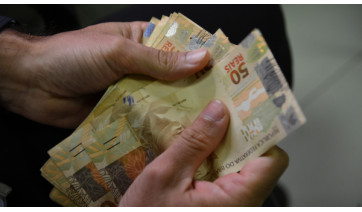 Salário mínimo deverá subir para R$ 1.741 em 2027