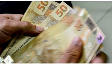 A primeira parcela do 13 salrio  isenta de descontos de impostos. Somente na segunda parcela incide a tributao  (Marcello Casal Jr/Agncia Brasil).