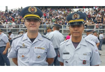 Capitão Júlio e o agora 3º sargento Renato, na solenidade de formatura dos novos sargentos da Polícia Militar do Estado de São Paulo (Foto: Cedida).