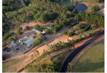 Foto aérea de setembro de 2011 mostra situação mais organizada na Usina de Lixo de Adamantina, o que contrasta com o cenário atual (Foto: Jorge Munhoz/Tropical Imagens).