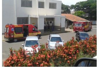 Unidades do Corpo de Bombeiros dão entrada com vítimas do acidente, no Pronto Socorro da Santa Casa de Adamantina (Foto/Cedida).