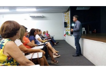 Clique para adicionar uma legendaPrefeito fala aos novos membros do Fundo Social de Solidariedade de Adamantina (Foto: Assessoria de Imprensa).