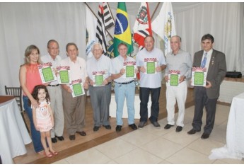 Rotariano João Carlos Rodrigues sendo homenageado pela criação da Revista Memórias do Futebol Adamantinense que possui a participação de vários rotarianos (Foto: Asses. Imprensa/Rotary Club de Adamantina).