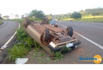 Veículo capotou durante perseguição da Polícia Miliar aos bandidos, na SP-294 (Foto: Site Bastos Já).