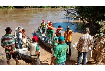 Operação mobilizou seis embarcações e voluntários, que retiraram seis bags de lixo do Rio do Peixe (Foto: Cedida/Polícia Ambiental).