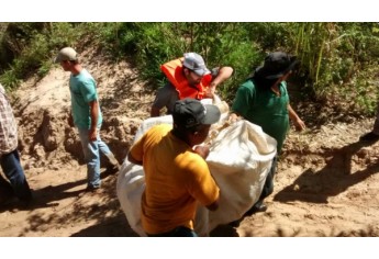 Operação mobilizou seis embarcações e voluntários, que retiraram seis bags de lixo do Rio do Peixe (Foto: Cedida/Polícia Ambiental).