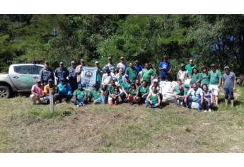Operação mobilizou seis embarcações e voluntários, que retiraram seis bags de lixo do Rio do Peixe (Foto: Cedida/Polícia Ambiental).