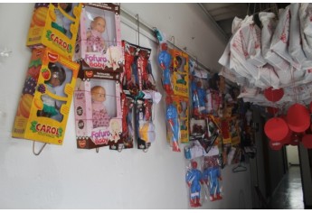Serão 343 famílias e várias instituições contempladas com 1.286 brinquedos, 433 conjuntos infantis e 1.609 peças de roupas (Foto: Cedida/Jornal Diário do Oeste/Jéssica Nakadaira).