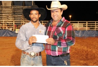 Vencedor Hélio Fernandes Bento de Nantes recebe o prêmio do prefeito Ismael Calori (Foto: Cedida).