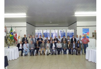Rotarianos de Adamantina sendo homenageados com mimos. (Foto: Assess. Imprensa/Rotary Club de Adamantina)