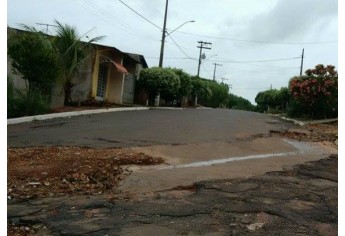 Trecho da Rua da Conceição com problemas no asfalto (Foto: Cedida).