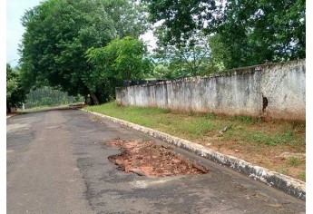 Rua Rui Barbosa, proximidades da Escola Elmoza, causa transtorno para professores, alunos e funcionários, já que trecho não tem pavimentação (Foto: Cedida).