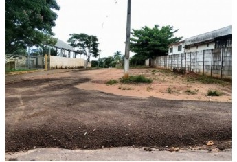 Rua Rui Barbosa, proximidades da Escola Elmoza, causa transtorno para professores, alunos e funcionários, já que trecho não tem pavimentação (Foto: Cedida).