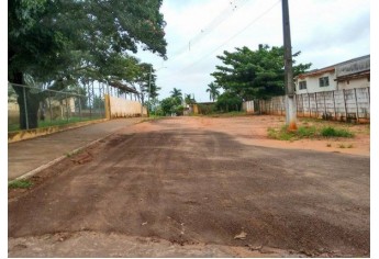 Rua Rui Barbosa, proximidades da Escola Elmoza, causa transtorno para professores, alunos e funcionários, já que trecho não tem pavimentação (Foto: Cedida).
