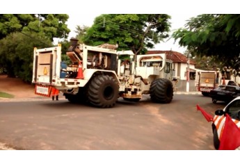 Veículos da empresa americana Global Geophysical no Distrito de Varpa, em Tupã (Foto: Pedro Atanasov/Facebook).