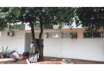 Reeducandos trabalham nas melhorias das instalações da Delegacia da Polícia Civil de Salmourão (Foto: Cedida/Deinter8/Seccional Adamantina).