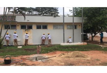 Reeducandos trabalham nas melhorias das instalações da Delegacia da Polícia Civil de Salmourão (Foto: Cedida/Deinter8/Seccional Adamantina).