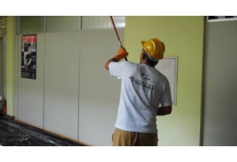 Clique para adicionar uma legendaReeducandos trabalham nas melhorias das instalações da Delegacia da Polícia Civil de Salmourão (Foto: Cedida/Deinter8/Seccional Adamantina).