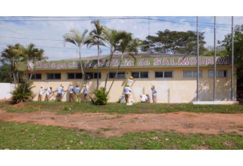Reeducandos trabalham nas melhorias das instalações da Delegacia da Polícia Civil de Salmourão (Foto: Cedida/Deinter8/Seccional Adamantina).