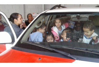 Crianças da EMEI Pequeno Polegar visitam a Polícia Militar em Adamantina, em atividade ligada ao Dia do Soldado (Foto: Cedida/PM).